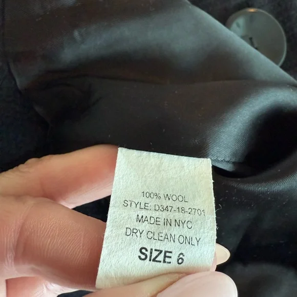 Elegant Black Cropped Jacket - Picture 6 of 6